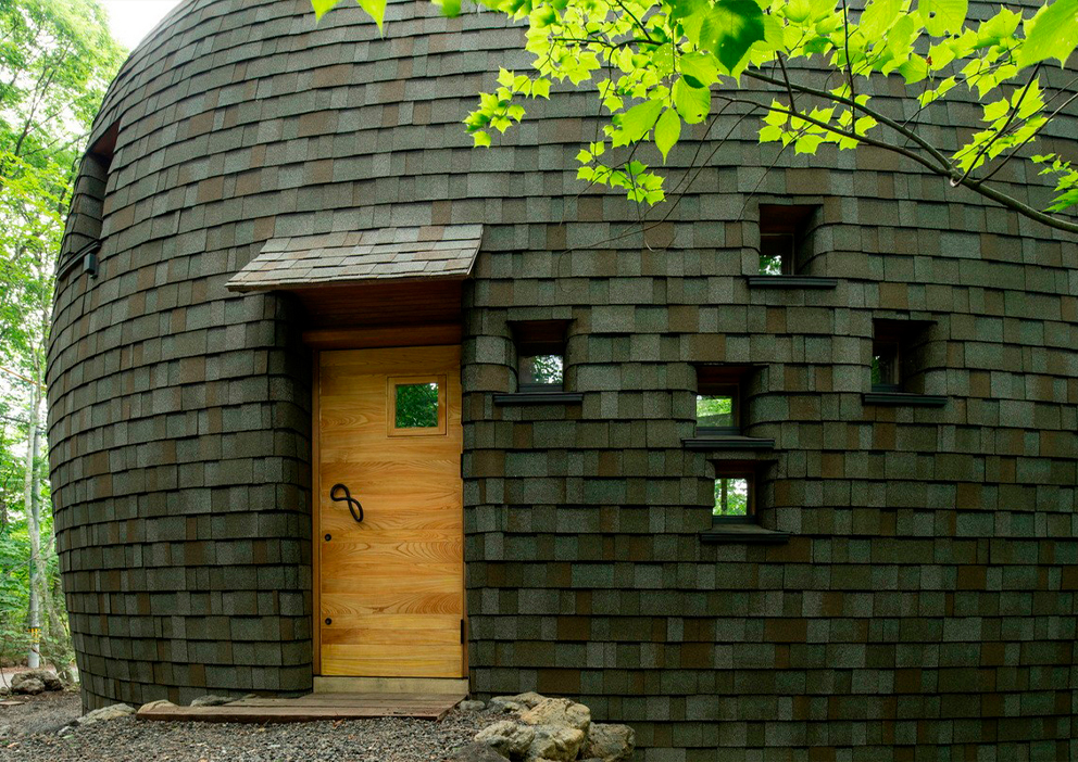 日本森林中的壳型土屋